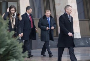 Former Ukrainian President Leonid Kuchma (2nd R) after arriving at Minsk's International Airport
