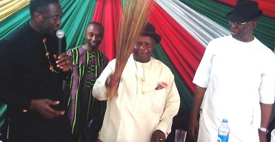 Frank Akpoebi (m) with the broom and Timipre Sylva