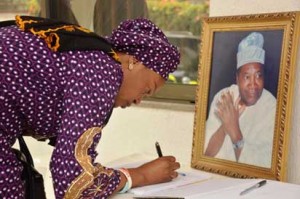 Sen. Oluremi Tinubu signing the condolence register at Okoya's residence