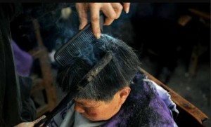 72-Year-Old-Barber-in-China-Uses-Super-Hot-Metal-to-Cut-Hair-476244-3