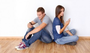 couple-texting