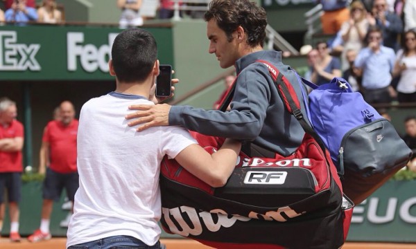 Roger Federer Approached By a Spectator on Day 1 of the French Open. Image: Getty.