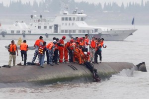 A man is pulled out alive by divers and rescuers after a ship sank at the Jianli section of the Yangtze River, Hubei province, China, June 2, 2015. 2015. REUTERS/China Daily