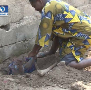 MR HOSEA FOLORUNSHO DIGGING UP HIS SON'S CORPSE FROM WHERE HE SECRETLY BURIED IT IN A SHALLOW GRAVE
