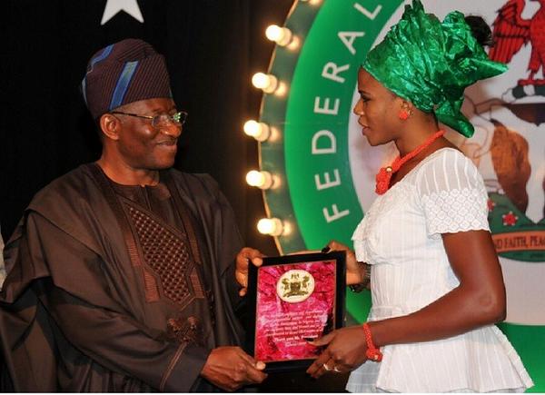 Okagbare Presenting a plaque to President Goodluck Jonathan During a Presidential Gala in Aso Rock.
