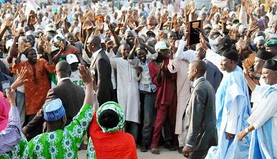 PRESIDENT GOODLUCK JONATHAN (2ND R) ACKNOWLEDGING CHEERS FROM PDP SUPPORTERS DURING PRESIDENTIAL RALLY IN DUTSE, JIGAWA ON WEDNESDAY (NAN)