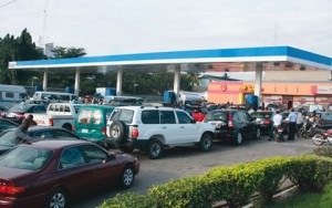 Fuel-queue-by-motorists4