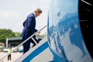 U.S. Secretary of State John Kerry departs for Kenya in Colombo, Sri Lanka May 3, 2015.  REUTERS/Andrew Harnik/Pool
