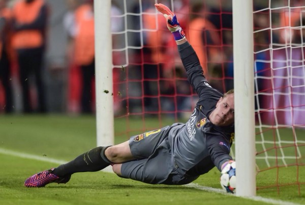 Marc-Andre ter Stegen Pulls Out Robert Lewandowski's Shot from the Goal-Line. Image: Getty.