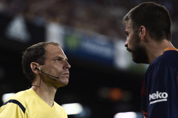 Gerrard Pique Tells a Linesman "F*** Ya Mother" During a Super Cup Game against Athletic Bilbao. Image: AS.