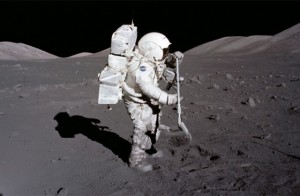 apollo-17-jack-schmitt-raking-moon-soil-640x419