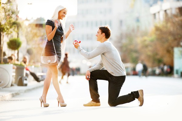 wedding-proposal-in-street