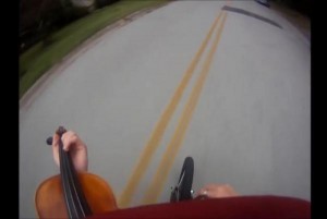 Man-rides-bike-while-playing-violin-in-Tennessee