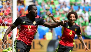 Belgium's forward Romelu Lukaku (L) celebrates after scoring a goal during the Euro 2016 group E football match between Belgium and Ireland at the Matmut Atlantique stadium in Bordeaux on June 18, 2016. / AFP / EMMANUEL DUNAND (Photo credit should read EMMANUEL DUNAND/AFP/Getty Images)