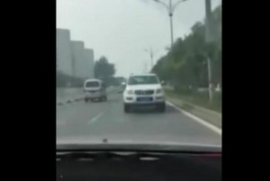 SUV-drives-backward-at-a-high-speed-on-Chinese-road