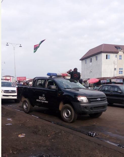 Policemen Trying to Bring Down a Biafran Flag in Port Harcourt (See Photos) - Information Nigeria