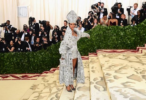 Rihanna Steals The Show Rocking Catholic-Inspired Dress To Met Gala ...