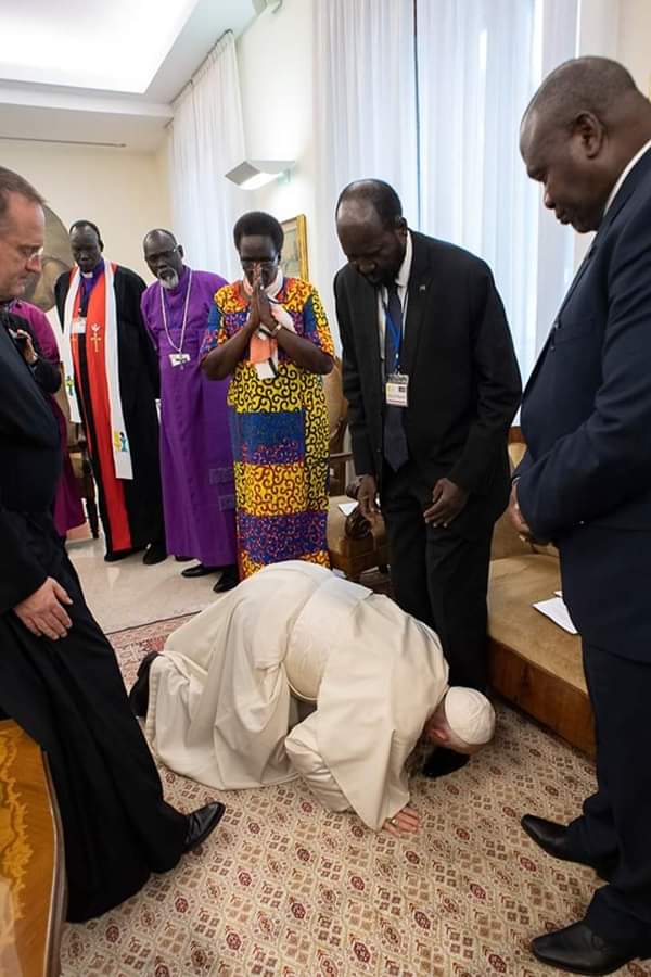 Pope bows to South Sudan President