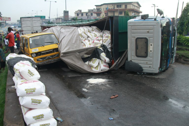 Just In: Another Container Falls On Ojuelegba Bridge(Photos)