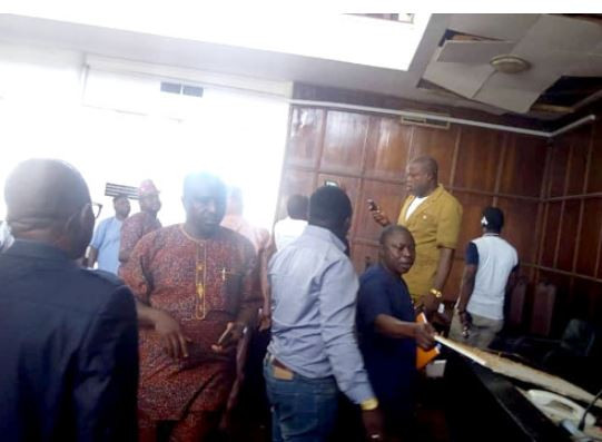 Lawmakers Flee As Huge Snake Falls From The Roof Of Ondo State House Of Assembly During Plenary 