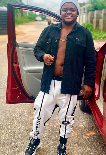 Small-Sized Actor, Odira Nwobu Grabs A Plus-Sized Lady; Attempts To Carry  Her – COSMIC VIBES