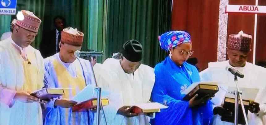Buhari swears in ministers