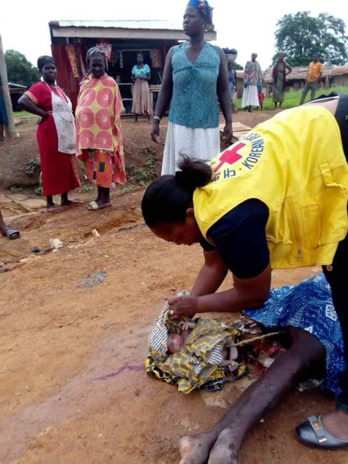 Woman gives birth on the roadside