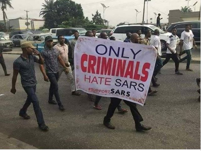 The viral photo of people protesting for SARS