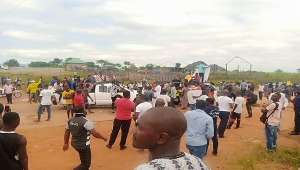 BREAKING: Abuja #EndSARS Protesters Block Kuje, Airport Road