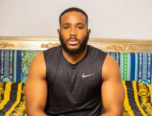 “I no get cash on me now” – KiddWaya forced to beg youths who blocked his entourage in Benue State